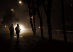 Из-за отсутствия фонарей новороссийцы вынуждены ходить по темноте 