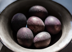 Пасха по-взрослому: новороссийцам предлагают красить яйца винишком