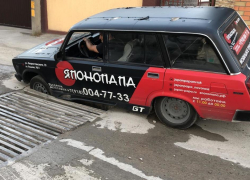 Ливневый коллектор взял в заложники автомобиль новороссийца