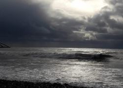 Новороссийца унесло в море шестиметровой волной