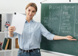 Учителя Новороссийска получат по 5 и 100 тысяч рублей в начале учебного года  