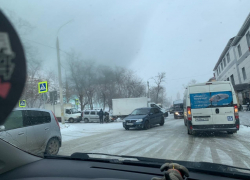 Как новороссийцам трогаться и ехать в горку в гололёд: советы по вождению