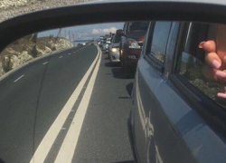 Перевал на выезде Новороссийска перекрыт пробкой