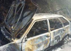 Легковой автомобиль полностью сгорел в Новороссийске