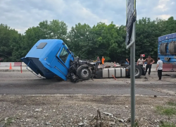 Столкнулись грузовики: движение в Новороссийск перекрыто
