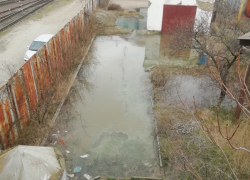 Пока в Новороссийске выключают воду в домах, где-то вода просто утекает