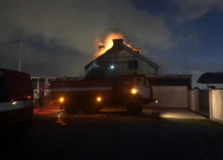 В Новороссийске подожгли двухэтажный дом 