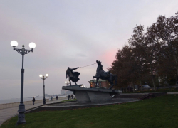 Атака беспилотников в Новороссийске:  повреждена нефтебаза, дома, пострадал житель