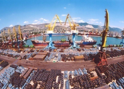 Бетонный массив упал на работника в новороссийском порту