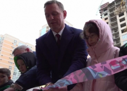 Ленту из переработанного пластика разрезали на открытии экоцентра в Новороссийске 