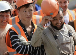 «Никаких гражданств, никаких семей»: депутаты хотят разрешить работать мигрантам только вахтовым методом