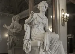 Турист из Новороссийска случайно сломал экспонат Эрмитажа