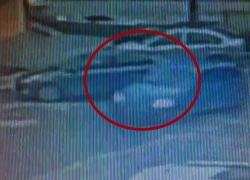 В Новороссийске водитель синей иномарки разбил автомобиль на парковке и скрылся 