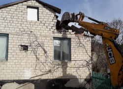 Последний домик в Мысхако под Новороссийском давили вместе с человеком внутри