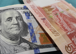 Обладатели долларов в Новороссийске стали чуть богаче: курс иностранной валюты вырос 