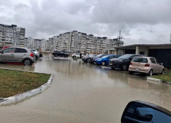 Снег и дождь затопили Новороссийск: русла рек переполнились, а ливнёвки не справляются