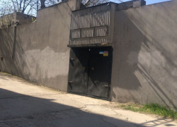 Новороссийцы в масках кнутами разогнали посетилей клуба, прославившегося своим шоу трансвеститов