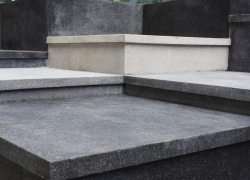 Псевдомастер в Новороссийске получил предоплату за надгробья, но ничего не сделал