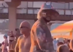 «На пляж в пиджаке»: Филипп Киркоров был замечен на пляже в Сочи