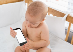  Никаких гаджетов: чиновники хотят запретить смартфоны для детей до 2-х лет. Что думают психологи? 