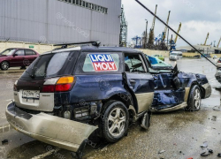 Иномарка снесла пешехода и столб