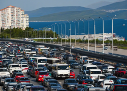 Пробки и толпы людей: нейросеть показала, что ждет Новороссийск летом 