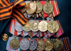 Лжесотрудник соцслужбы сдал украденные у ветерана награды в антикварный магазин