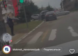 Новороссийцы массово теряют колеса в новых ямах на дорогах