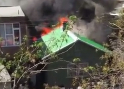 Пожар на улице Глухова в Новороссийске попал в объектив камеры