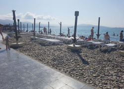 Сегодня ночью «Годзилла вышла из воды» и перевернула пляжи Новороссийска