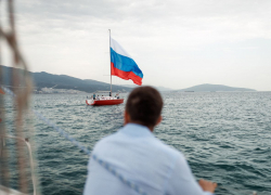 Вижу флаг России: как новороссийцам и гостям города демонстрировали гигантский триколор на воде