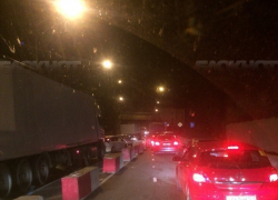 Из-за ремонтных работ под Новороссийском образовалась огромная автомобильная пробка 