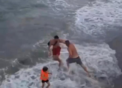 Спасателя избили за запрет на купание: как часто лезут в воду "непослушники" Новороссийска