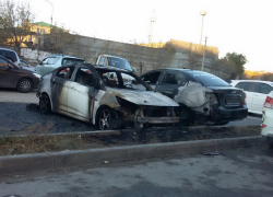 Два автомобиля сгорело ночью в Новороссийске