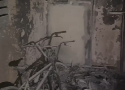 Новороссийцы чуть не погибли: неадекват закинул горящие покрышки в жилой дом