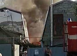 Пожар на территории частного домовладения произошел в Новороссийске