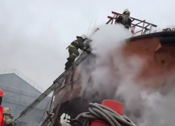 Пожар на новороссийском судоремонтном заводе тушили суда и 28 человек