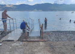 Инвалиды дождались спуска на пляже "Суджуская коса" в Новороссийске 