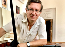"Я всегда за зрителя": директор гортеатра о конфликте с цыганским народным ансамблем
