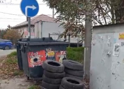 У федеральной трассы новороссийцы повадились складывать шины