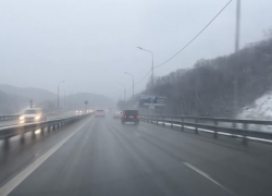 На трассе Новороссийск-Керчь опасно: без зимней резины сидите дома