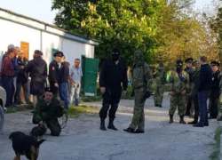 Люди в масках устроили «доброе утро» в новороссийском Мысхако