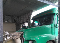 Фура в Новороссийске снесла электрощитовую, которая чудом оказалась не под напряжением 