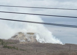 Площадь пожара на свалке в Новороссийске не уменьшается 