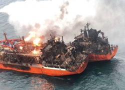 У спасателей не осталось надежд найти живых моряков на месте пожара двух танкеров