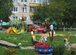 Двухлетняя девочка выпала из окна 5-го этажа в Новороссийске: не выдержала москитная сетка