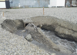 Потоки воды навели свой порядок на одном из пляжей Новороссийска