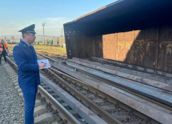 На станции Новороссийск сошли с рельсов два вагона поезда