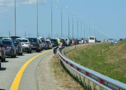 2000 машин: небывалая пробка на Крымском мосту