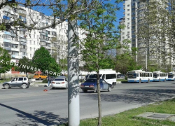 Столкновение "Опеля" и "БМВ" перекрыло движение троллейбусов в Новороссийске